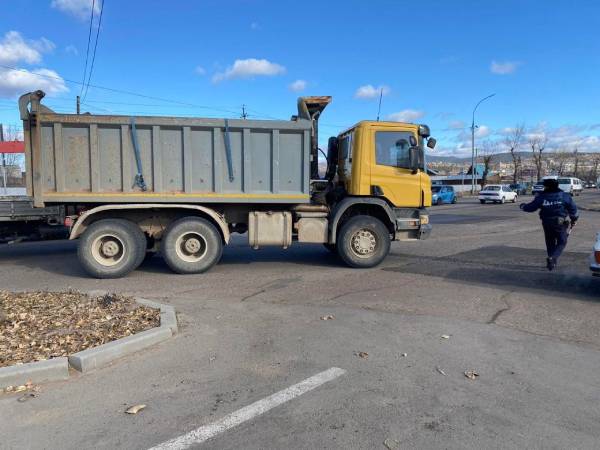 В Улан-Удэ водителей штрафуют за разлетающийся мусор 
