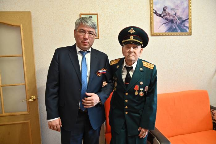 В День Победы глава Бурятии навестил двух 100-летних ветеранов