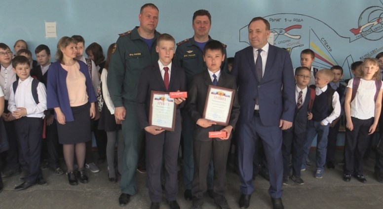 В Иркутской области наградили спасших садоводство пятиклассников 