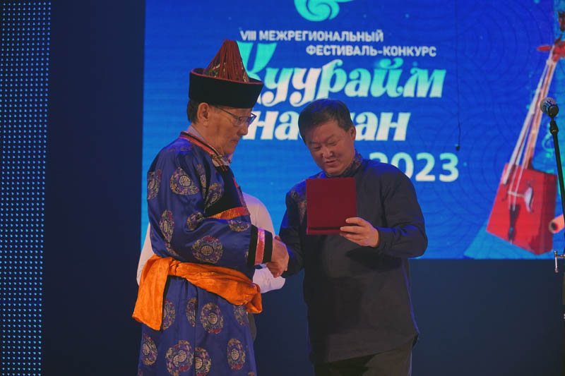 В Улан-Удэ наградили лучших мастеров бурятских народных инструментов