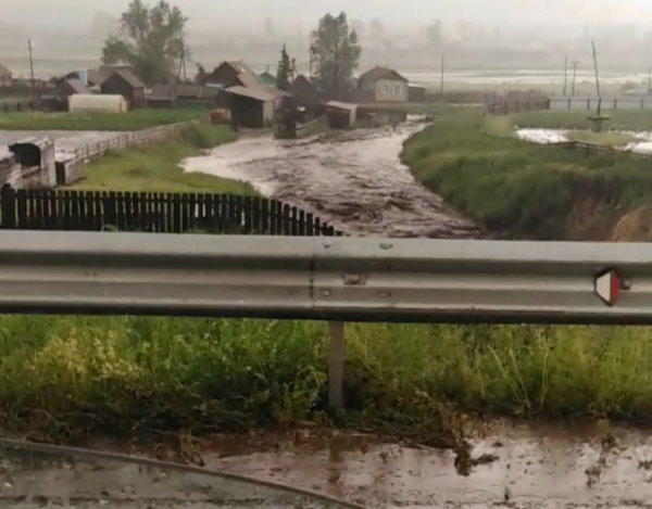 В Бурятии проливной дождь подтопил село 