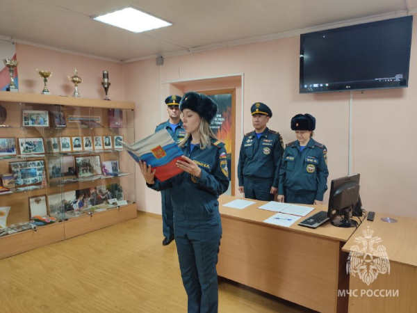 В Улан-Удэ молодые сотрудники МЧС приняли присягу 