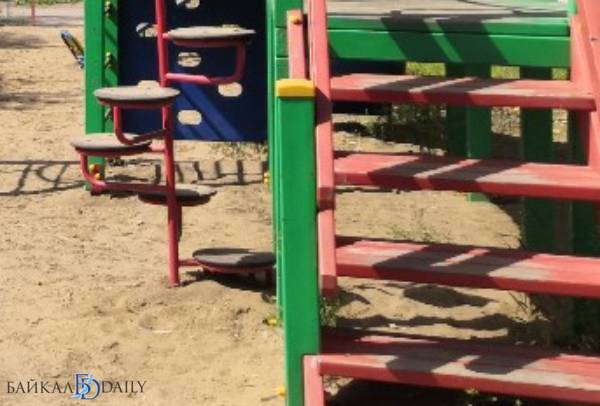 В Улан-Удэ дети лезут на закрытую площадку Водяновой через забор 
