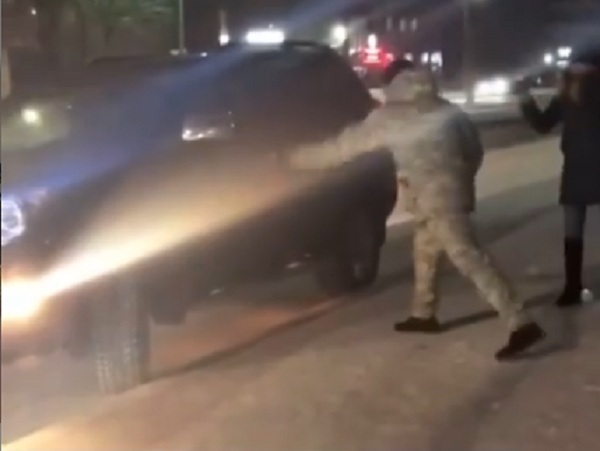 В Улан-Удэ задержали пешехода, напавшего с тростью на джип 
