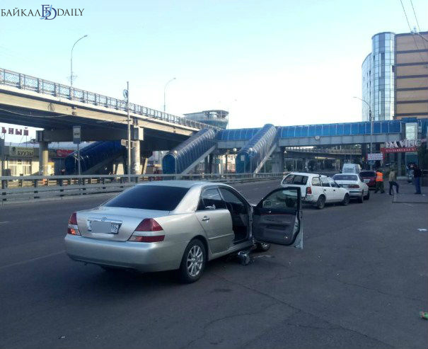 В Улан-Удэ «Тойота» ударила припаркованные у клуба машины 