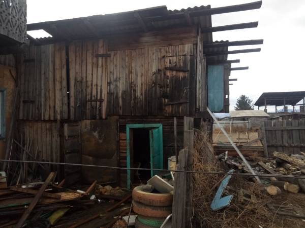 В Бурятии пожарные отстояли гараж и жилой дом 