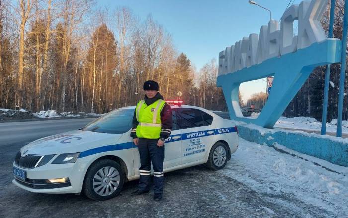 В Иркутской области полицейские помогли женщине с ребёнком, застрявшим в машине в мороз 