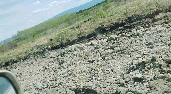 Дорогу в курортном районе Бурятии засыпали булыжниками