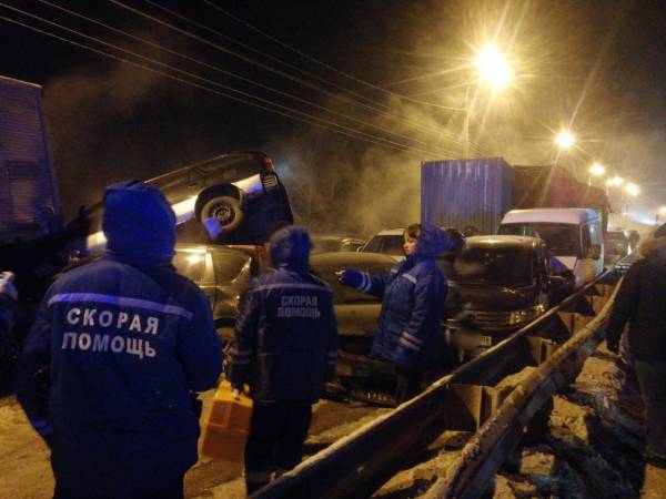 В Иркутске из-за коммунальной аварии столкнулись десятки машин