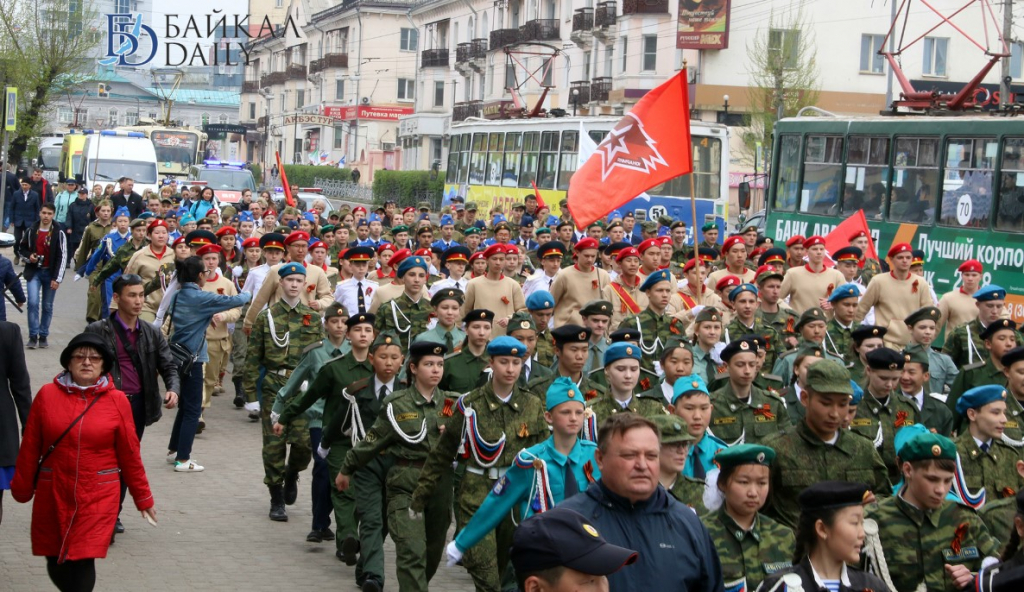 300 юнармейцев промаршировали по центру Улан-Удэ 