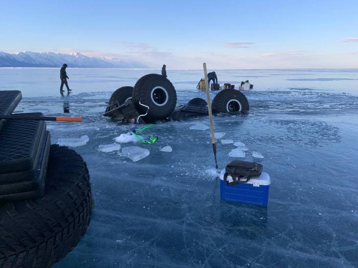 На Байкале под лёд провалились внедорожник и снегоболотоход 