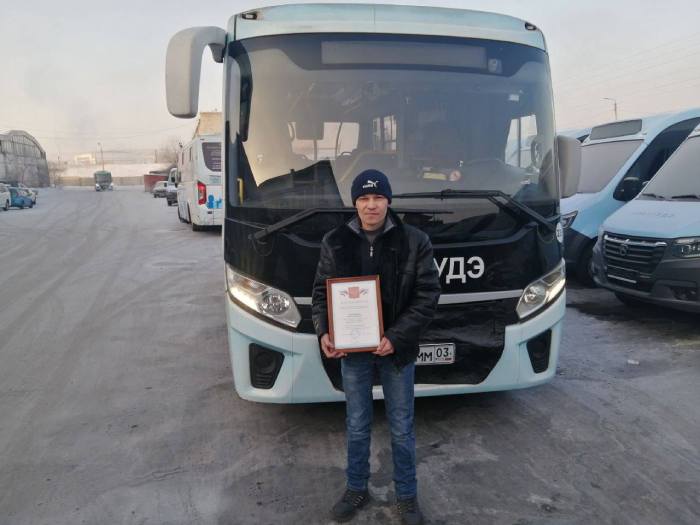 В Улан-Удэ наградили водителя автобуса, вернувшего пассажиру кошелёк с крупной суммой