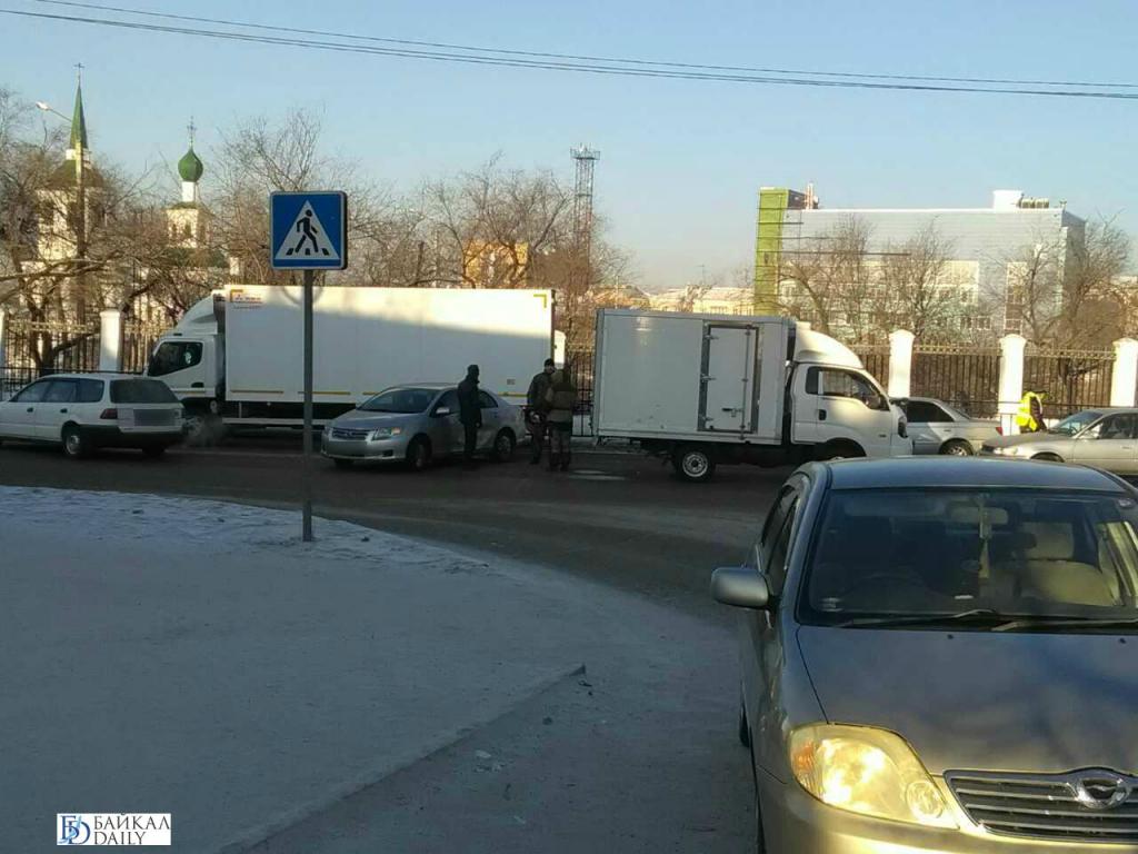 В центре Улан-Удэ «Тойота» врезалась в грузовик (фото) 