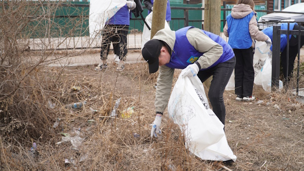В Бурятии волонтёры вывезли с берега реки около двух кубометров мусора 