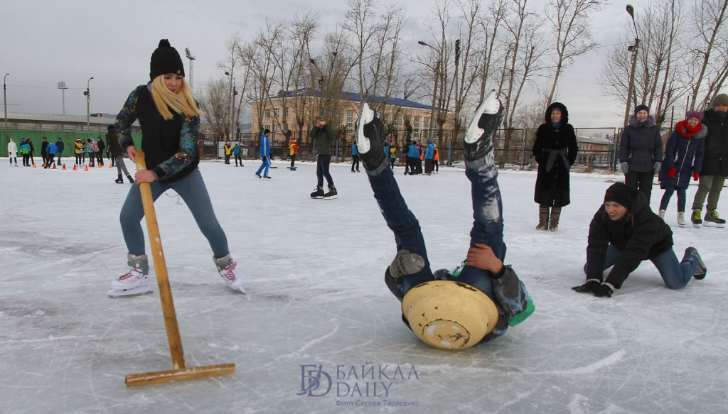 В Улан-Удэ сыграли в ледовый боулинг и тёрлинг (фоторепортаж)