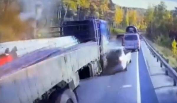 На трассе «Байкал» грузовик протаранил восемь автомобилей 
