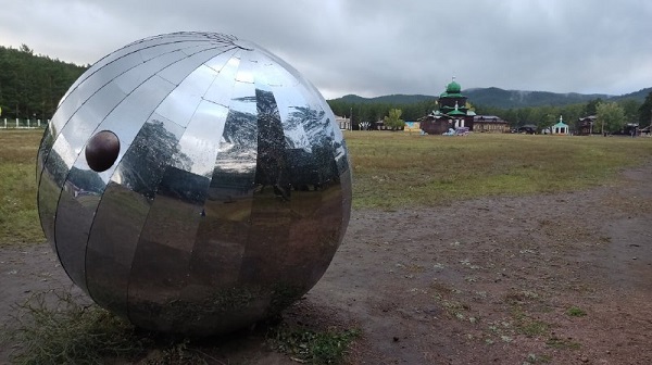 Жителей Бурятии призвали очистить от ржавчины огромный шар на Верхней Берёзовке