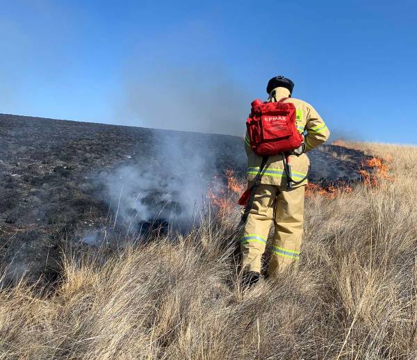 В пригородном районе Бурятии потушили возгорание травы