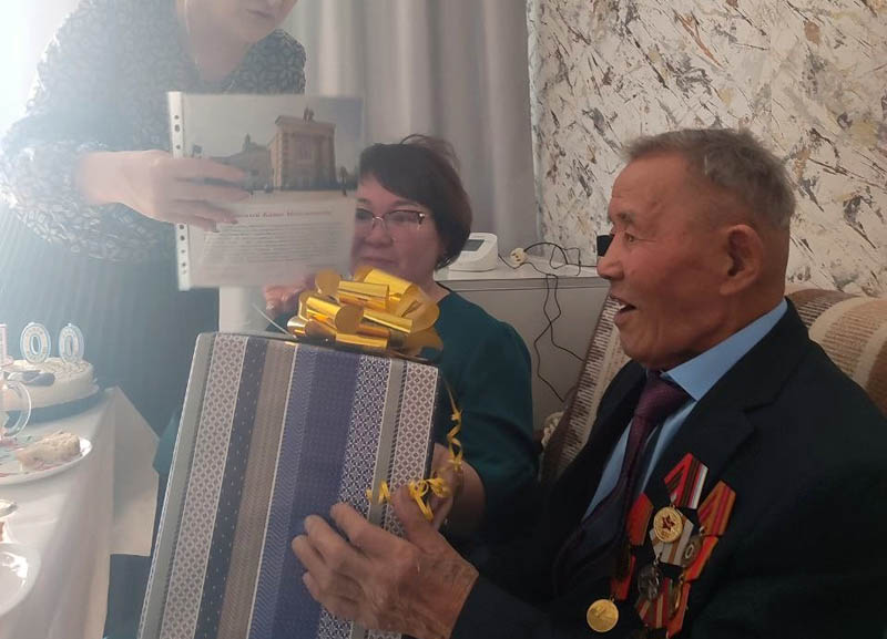 В Улан-Удэ ветерана поздравили со 100-летним юбилеем