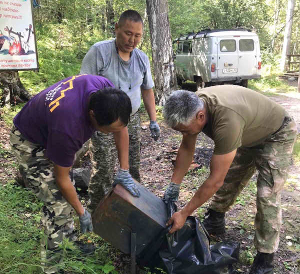 В нацпарке в Бурятии госинспекторы убрали мусор в местах отдыха 