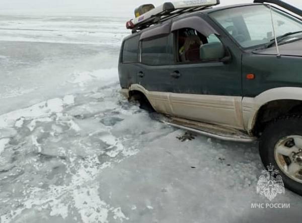На Байкале под лёд провалился автомобиль путешественников из Новосибирска 