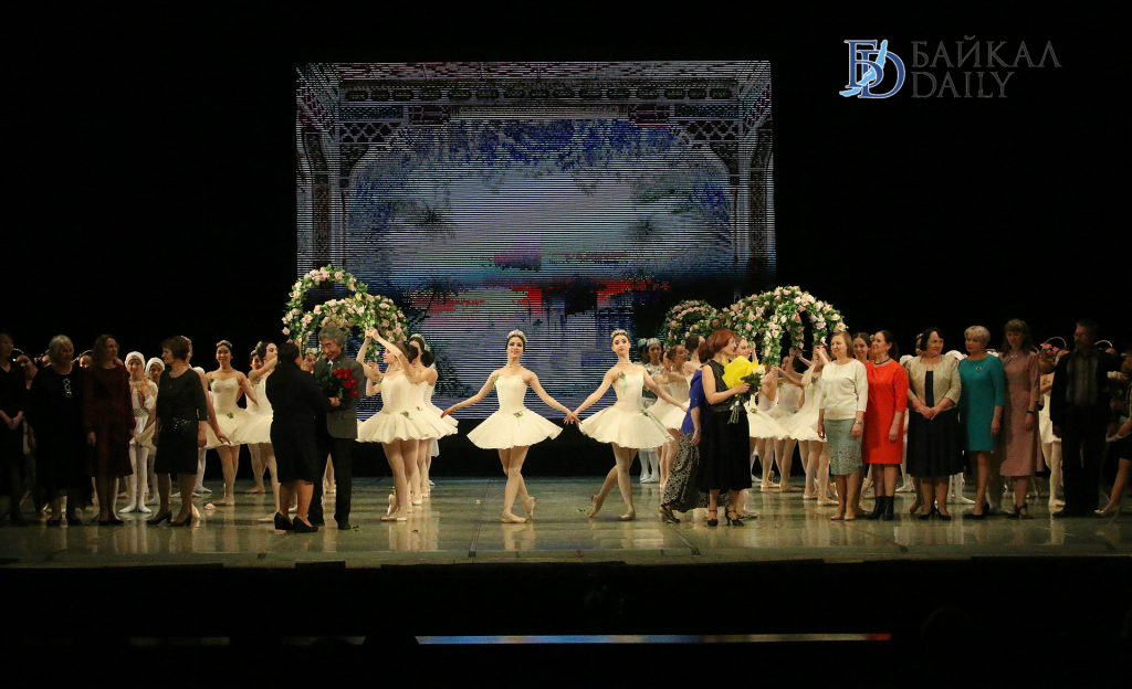 В Улан-Удэ прошёл творческий бенефис хореографов Татьяны и Юрия Муруевых