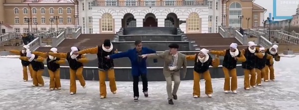 По мотивам советских фильмов: Танцоры сняли видео на улицах Улан-Удэ