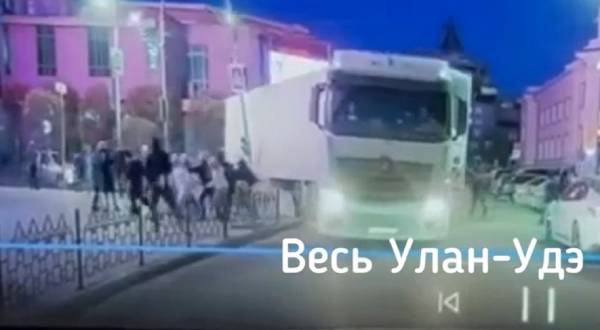 В центре Улан-Удэ фура снесла светофор, перепугав толпу пешеходов