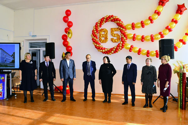 В Улан-Удэ школа отметила 85-летие