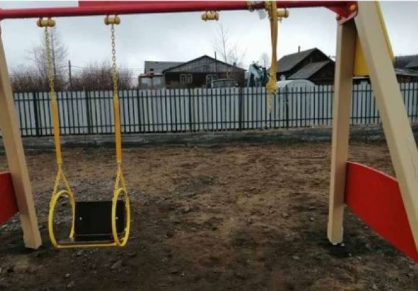 В посёлке Бурятии неизвестные устроили погром на детской площадке 