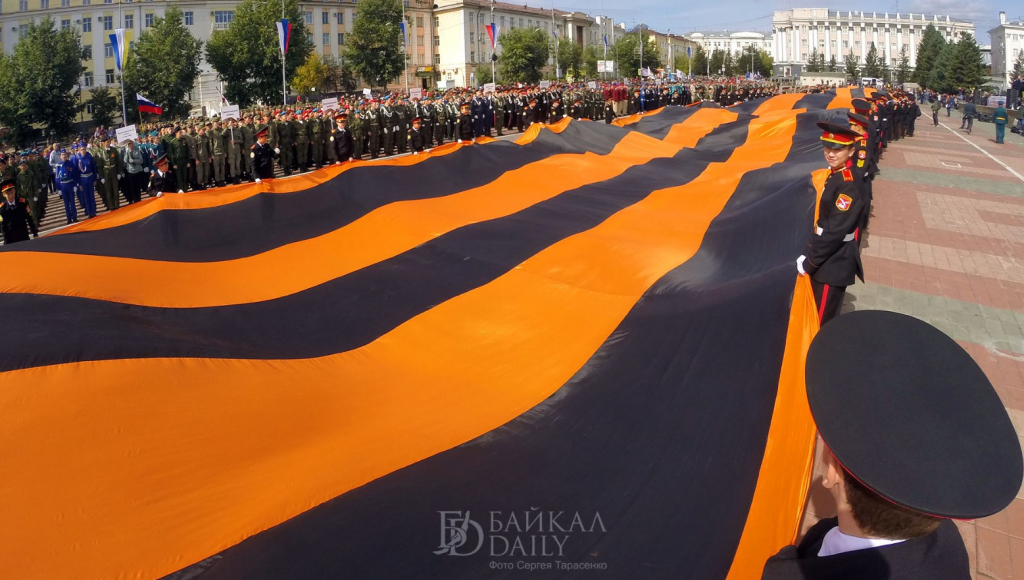 Фоторепортаж: В Улан-Удэ на параде развернули гигантскую георгиевскую ленту 
