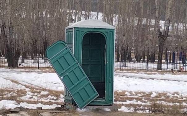 В Бурятии неизвестные разнесли сельский туалет