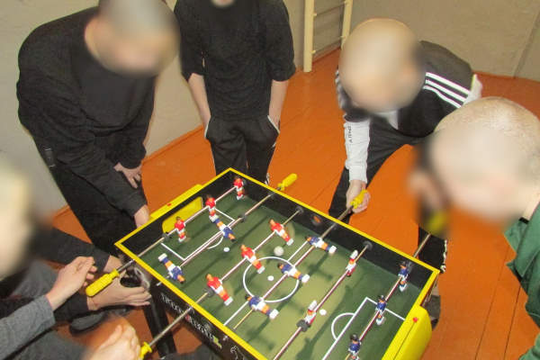 В Улан-Удэ подростки в СИЗО сыграли в настольный футбол