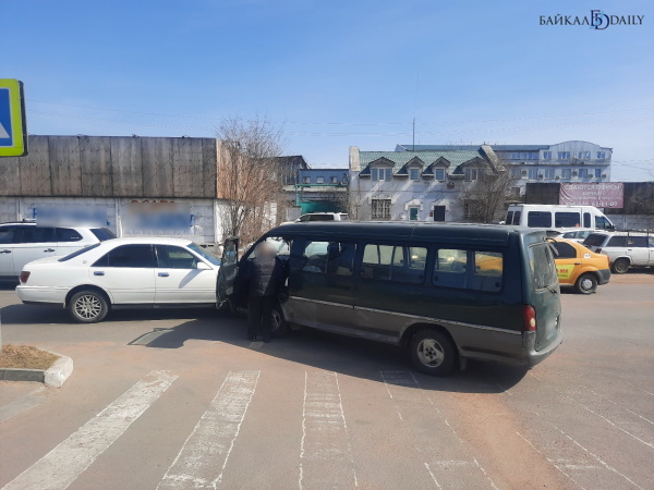 В Улан-Удэ после ДТП автомобиль увозили на эвакуаторе