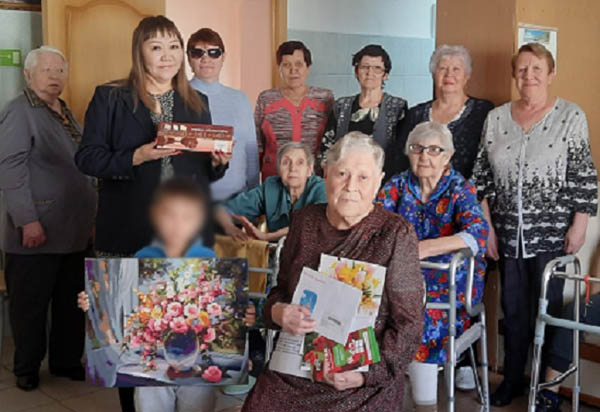 В Улан-Удэ ветерана труда поздравили с 90-летием