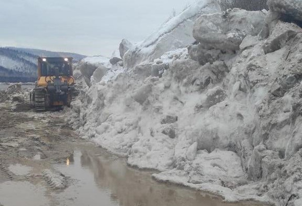 В Бурятии убирают с дороги трёхметровые ледяные торосы 