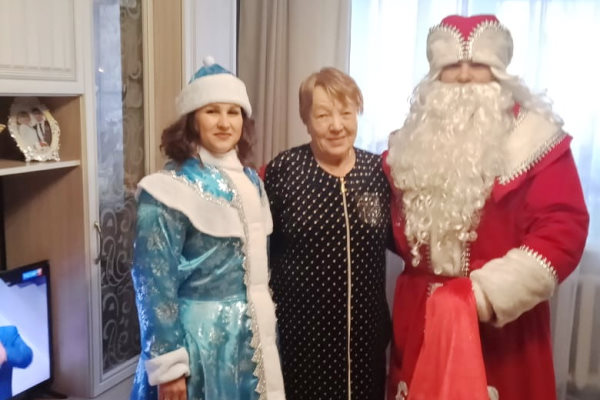 Дед Мороз и Снегурочка поздравили жительницу Улан-Удэ с 85-летием