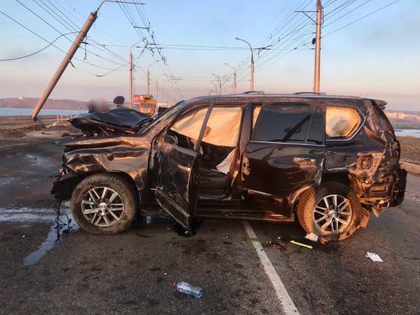 В Иркутске пьяный водитель «Лексуса» врезался в бетонный столб 