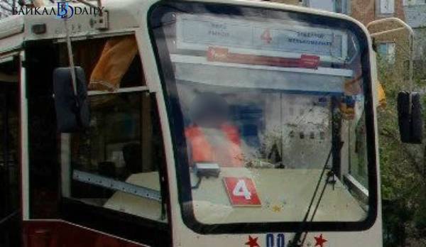В Улан-Удэ пенсионерку ударило дверью трамвая и отбросило на рельсы