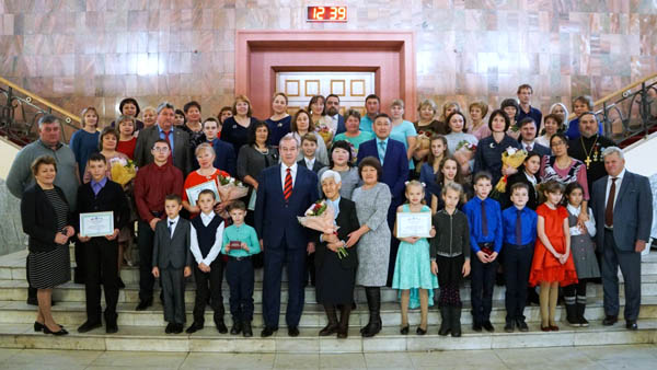 В Иркутской области вручили почётный знак матери с 21 ребёнком