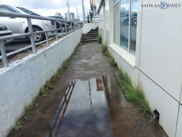 В центре Улан-Удэ вода из водостока хлещет на тротуар 