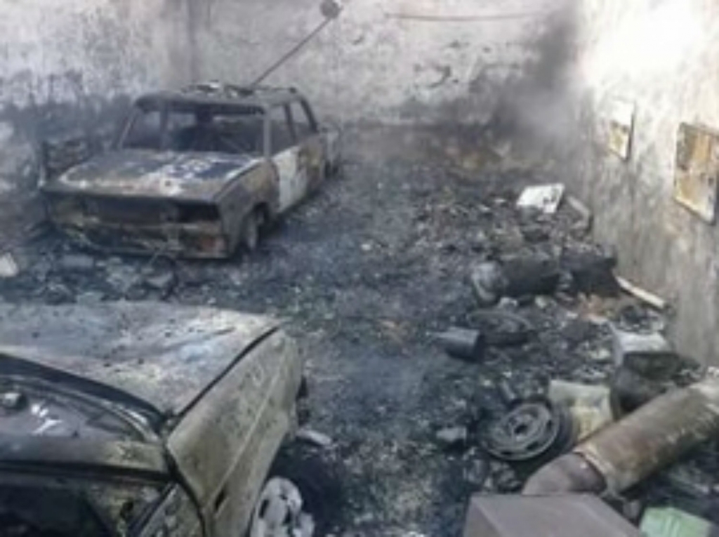 В пригороде Улан-Удэ сгорел гараж с двумя автомобилями