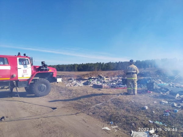 В Иркутском районе несколько дней горит свалка