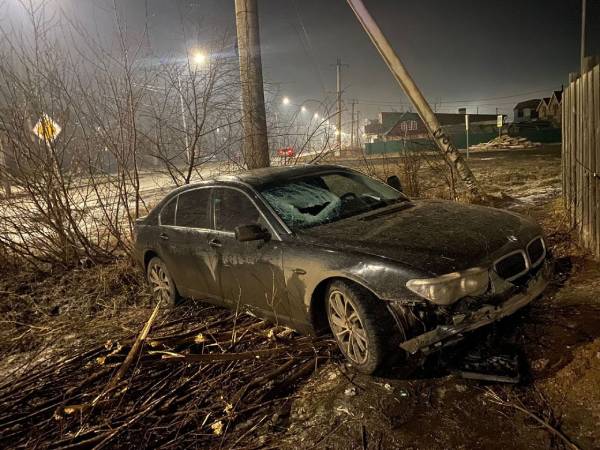 Иркутской области пьяный водитель BMW врезался в остановку и сбил мужчину 