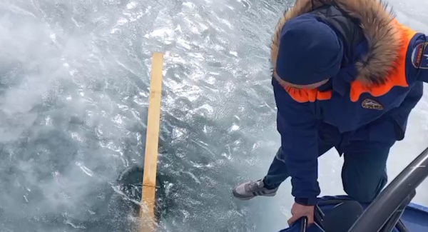 Спасатели убирают затонувшие вешки на Байкале