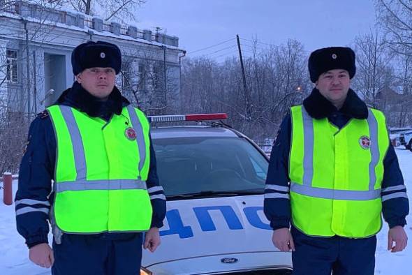 В Иркутской области сотрудники ГИБДД помогли замерзающим супругам 
