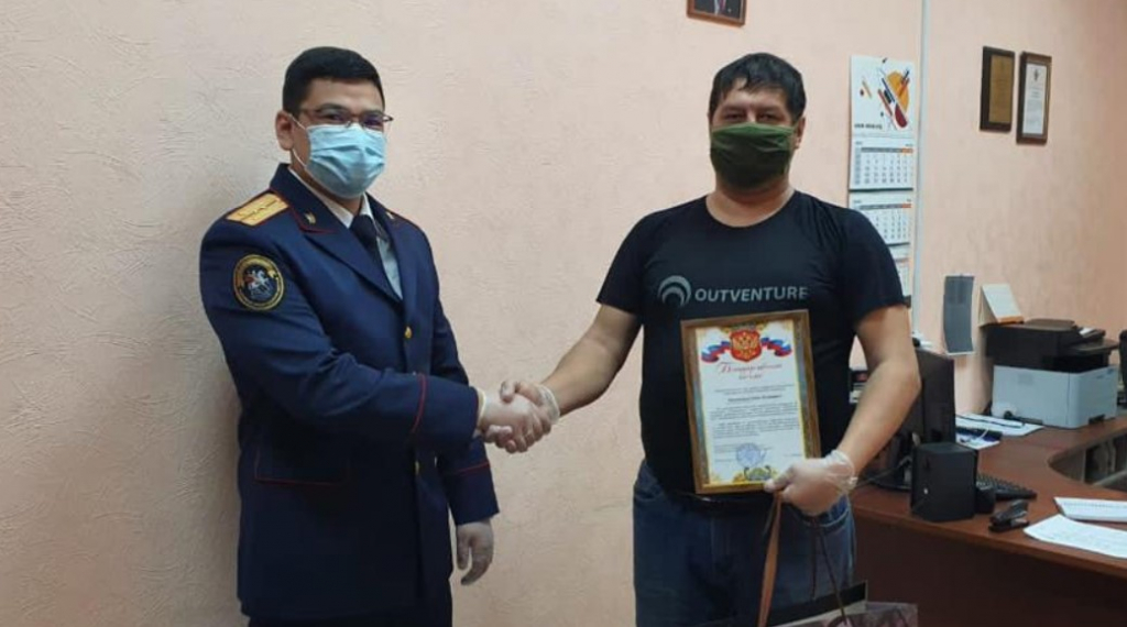В Улан-Удэ наградили спасителя новорождённой девочки 