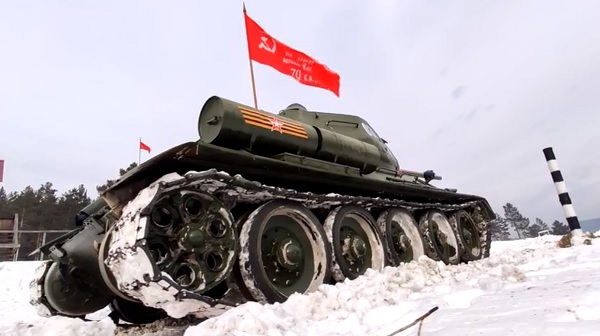 В Бурятии чемпионы танкового биатлона совершили заезд на танке Т-34