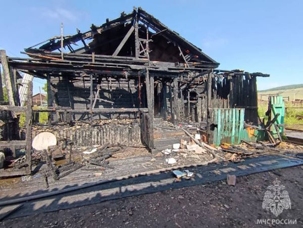 В Иркутской области из горящего дома спаслись женщина и трое детей 