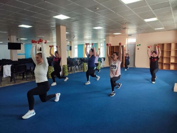 В Улан-Удэ медработники детской больницы посещают тренировки по фитнесу и пилатесу 